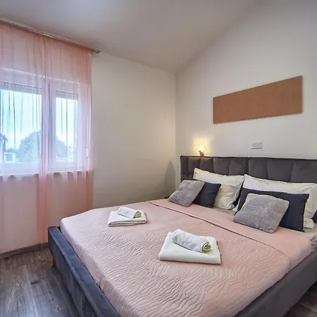 Laura Apartament *