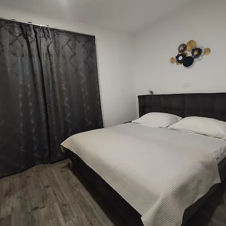 Laura Apartment *